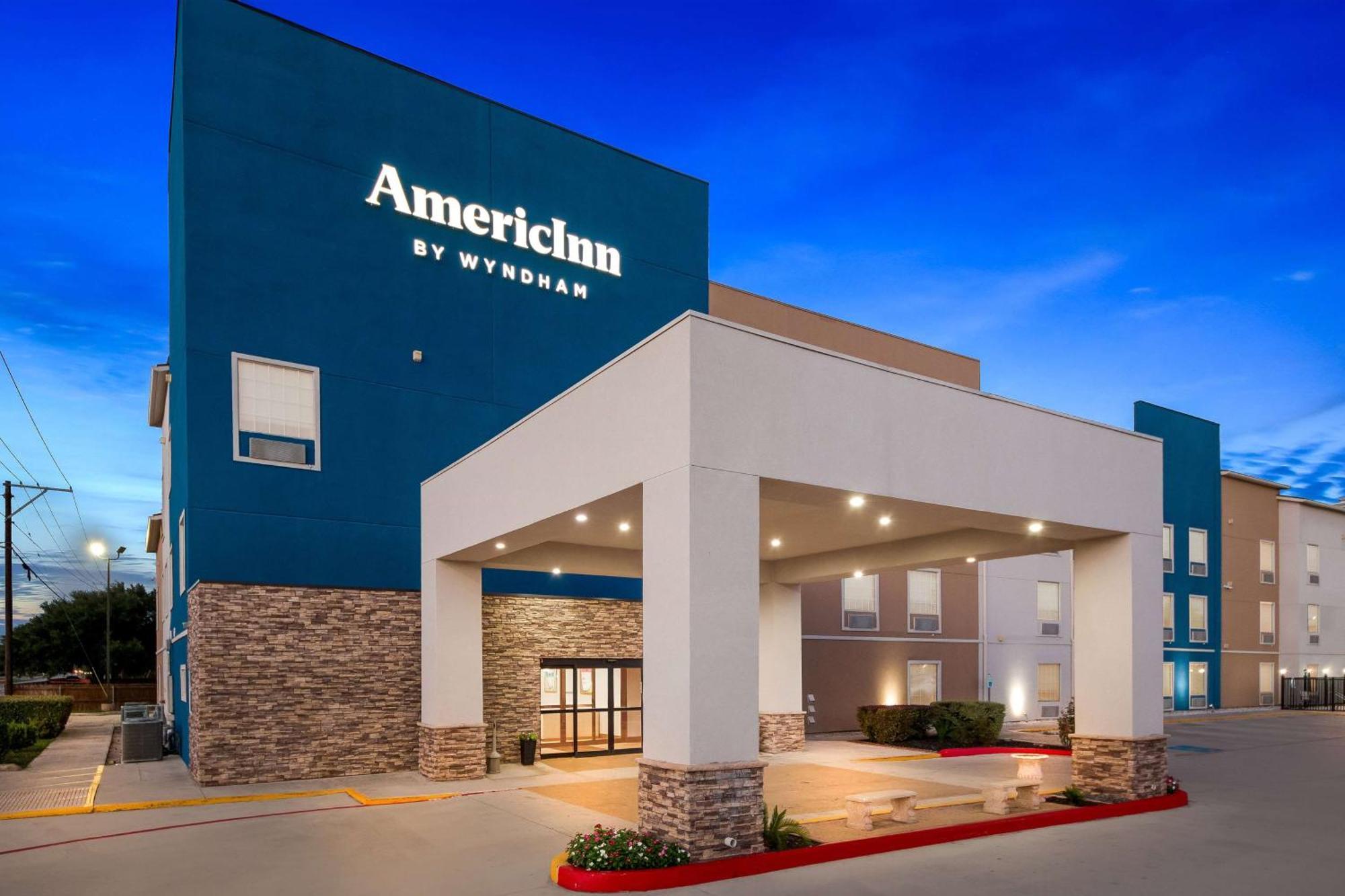 Americinn By Wyndham Нью Браунфелс Экстерьер фото