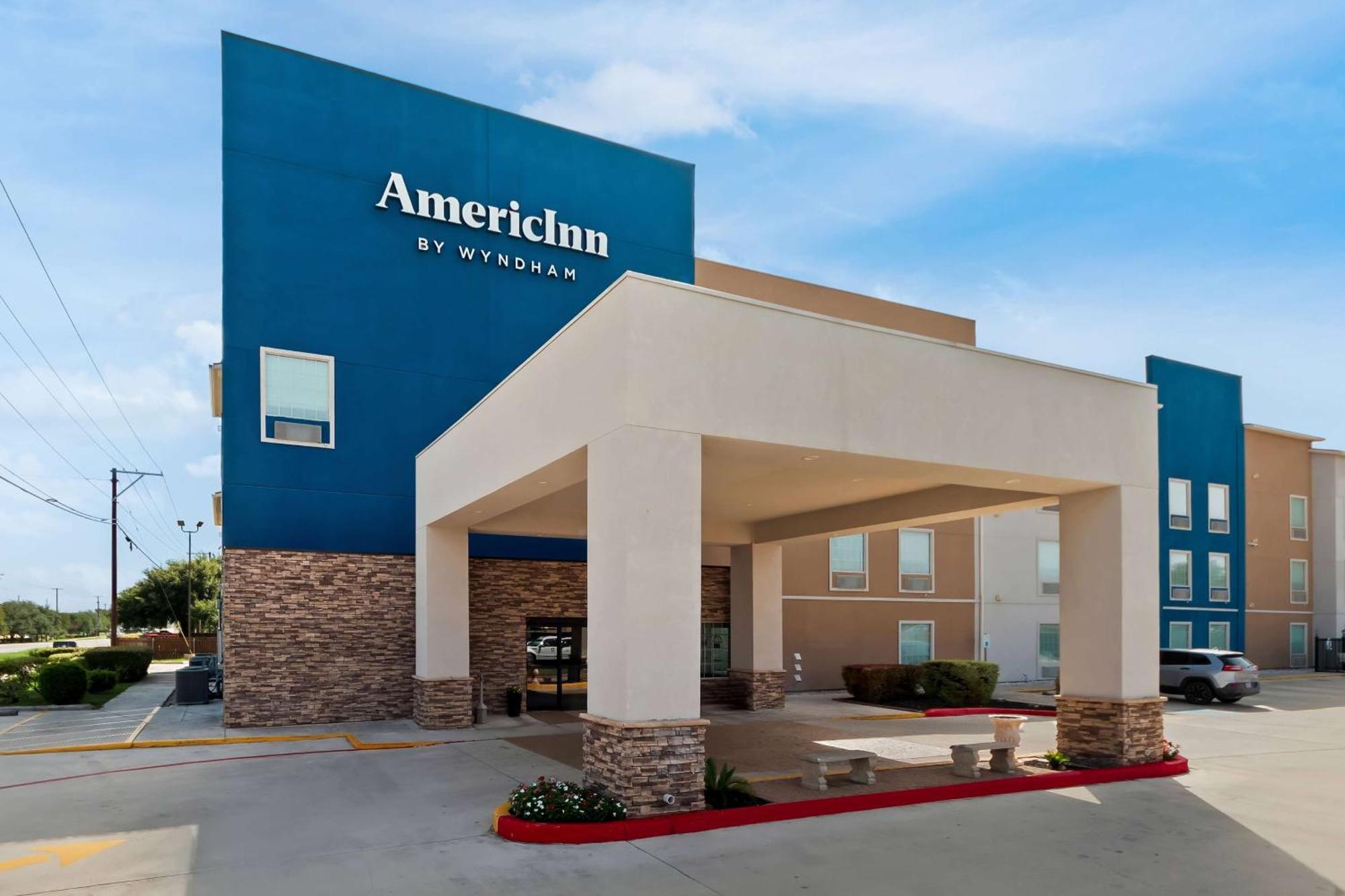 Americinn By Wyndham Нью Браунфелс Экстерьер фото