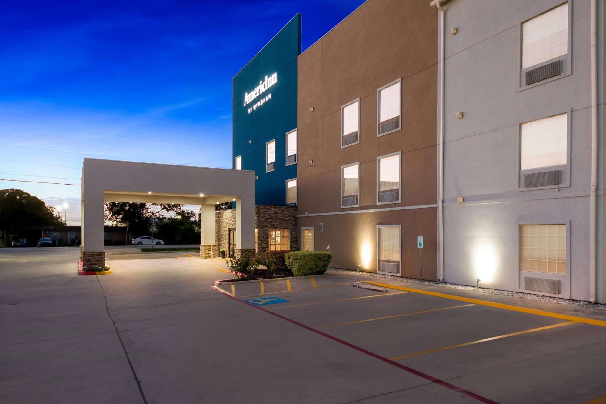 Americinn By Wyndham Нью Браунфелс Экстерьер фото