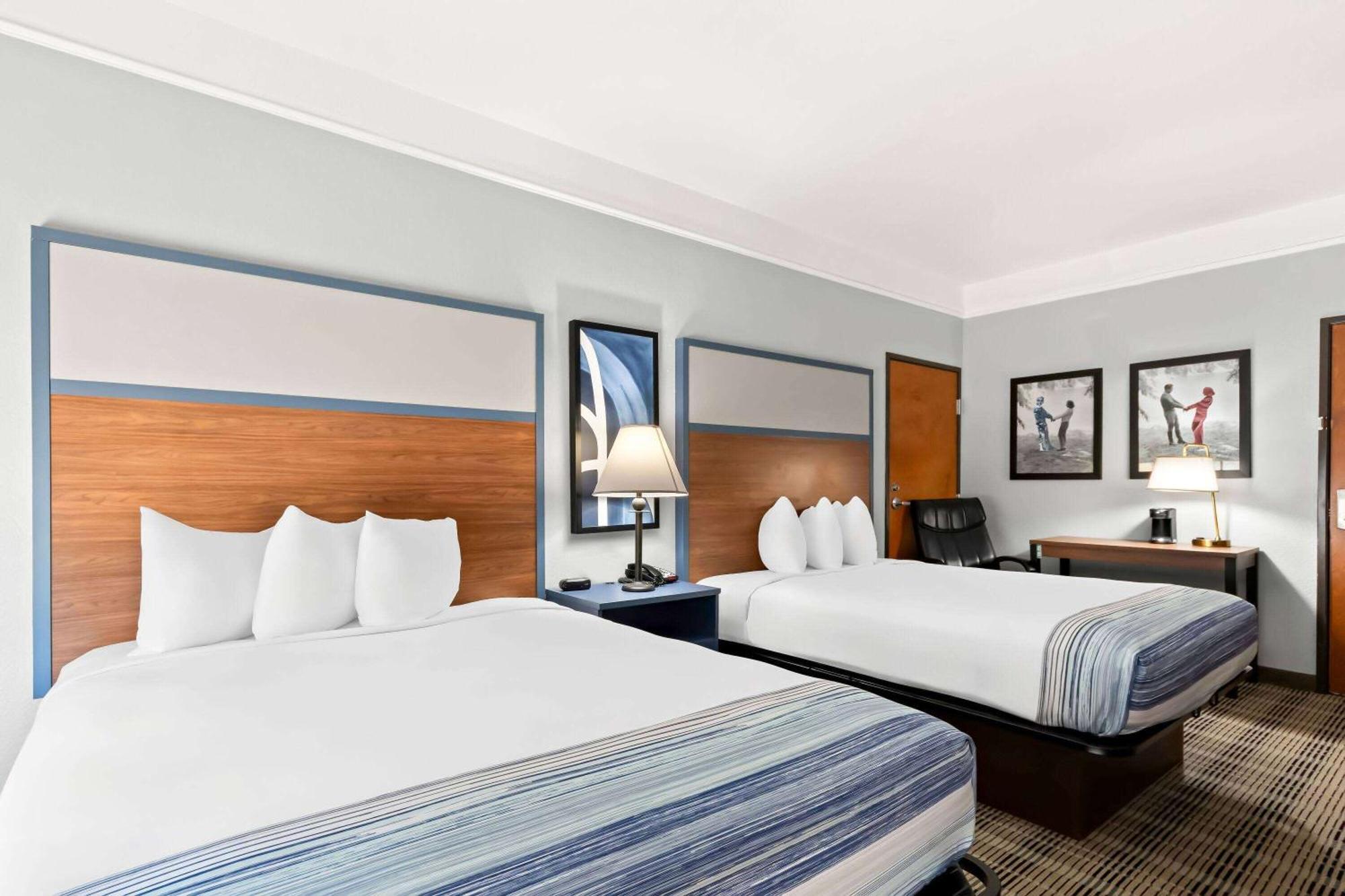 Americinn By Wyndham Нью Браунфелс Экстерьер фото