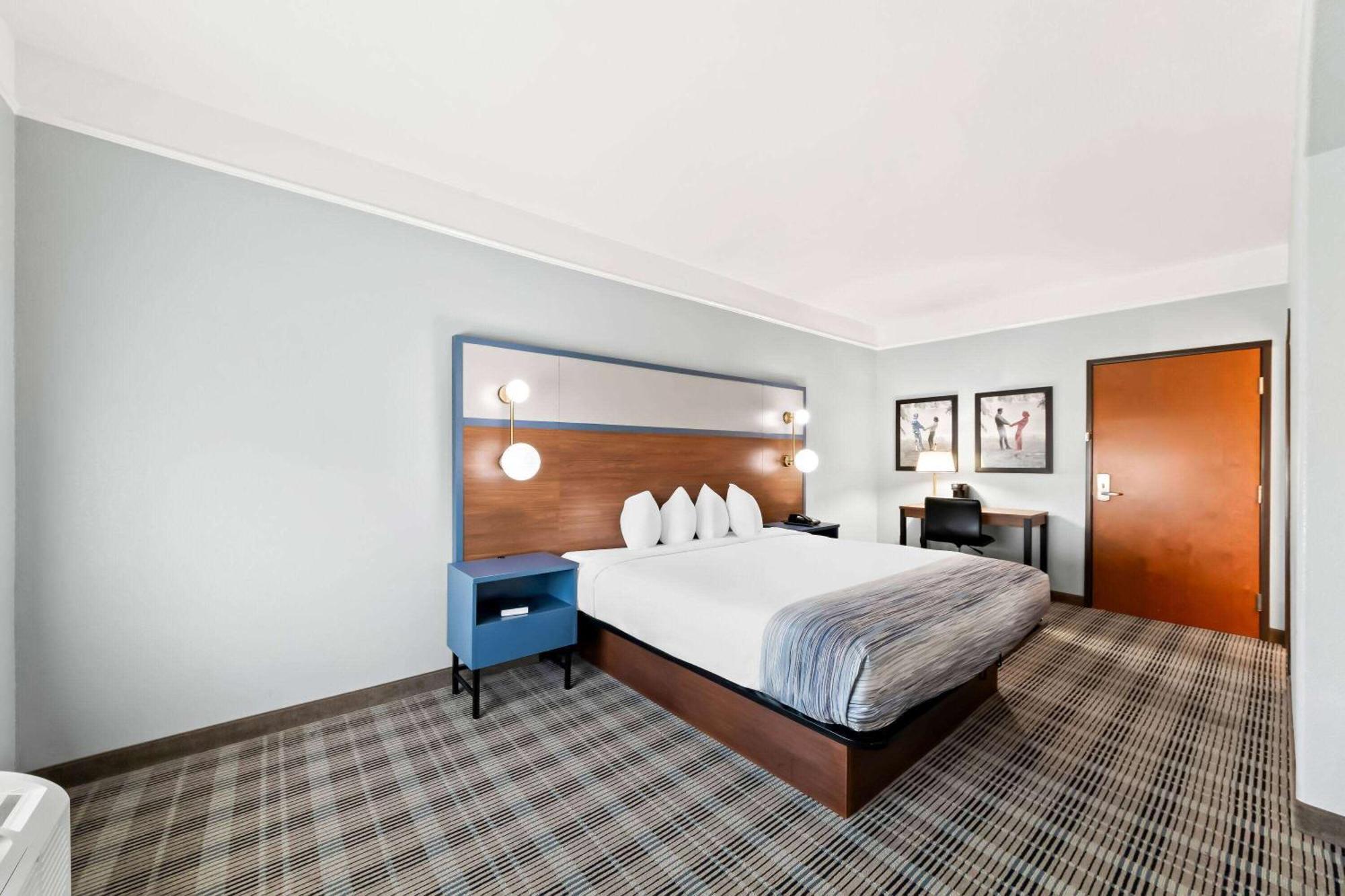Americinn By Wyndham Нью Браунфелс Экстерьер фото